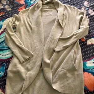 SO flattering! Barefoot Dreams year-round fuzzy cozy cardigan M 💋